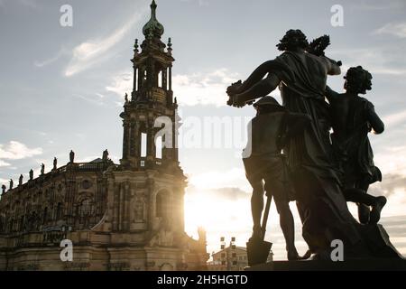 20 mai 2019 Dresde, Allemagne - église Hofkirche et sculpture « Der Morgen » au coucher du soleil Banque D'Images