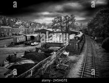 Le chantier de charbon du chemin de fer Keighley Worth Valley à Haworth, dans un graphique noir et blanc grisant le matin de novembre, Haworth, West Yorkshire, Royaume-Uni. Banque D'Images