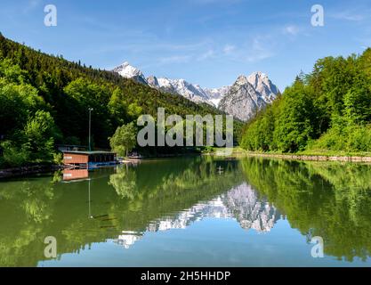 Les montagnes se reflètent dans le lac, Riessersee, Schwarzenkopf pic à l'arrière, milieu et intérieur Hoellentalspitze, Vorderer et Grosser Waxenstein Banque D'Images