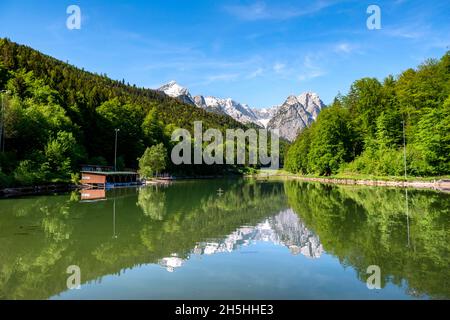 Les montagnes se reflètent dans le lac, Riessersee, Schwarzenkopf pic à l'arrière, milieu et intérieur Hoellentalspitze, Vorderer et Grosser Waxenstein Banque D'Images