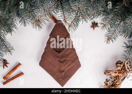 Didacticiel étape par étape : pliez la serviette en lin en forme d'arbre de Noël.Réglage du tableau de la nouvelle année.Étape 7 : retourner la serviette de l'autre côté.Vue de dessus Banque D'Images