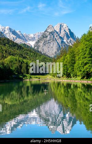 Les montagnes se reflètent dans le lac, Riessersee, derrière le sommet Mittlere und Innere Hoellentalspitze, Vorderer und Grosser Waxenstein, Riess Banque D'Images