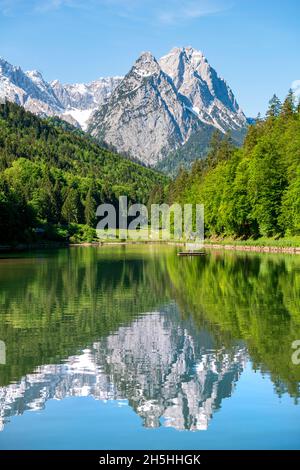 Les montagnes se reflètent dans le lac, Riessersee, derrière le sommet Mittlere und Innere Hoellentalspitze, Vorderer und Grosser Waxenstein, Riess Banque D'Images