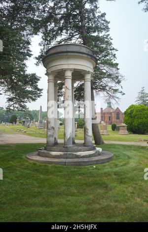 Un petit portique rond en marbre blanc.le cimetière juif de la Congrégation Mishkan Israël à New Haven, Connecticut. Banque D'Images