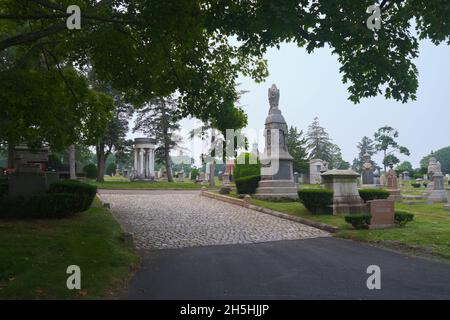 Entraînement, terrains et pierres de tête.Le cimetière juif de la Congrégation Mishkan Israël à New Haven, Connecticut. Banque D'Images