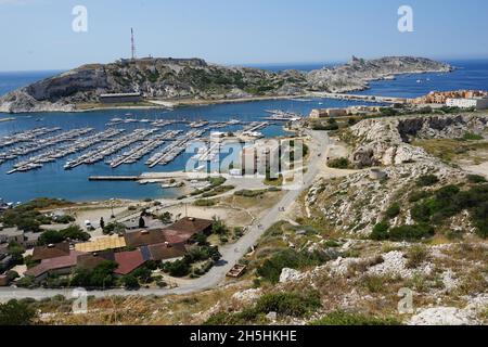 Vue de l'Ile Pomegues à Port de Friaul et Ile Ratonneau, Iles Friaul, Marseille, Mer méditerranée, Archipel du Frioul,France Banque D'Images