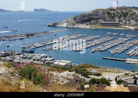 Vue de l'Ile Pomegues à Port de Friaul et Ile Ratonneau, Iles Friaul, Marseille, Mer méditerranée, Archipel du Frioul,France Banque D'Images