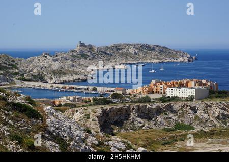 Vue de l'Ile Pomegues à Port de Friaul et Ile Ratonneau, Iles Friaul, Marseille, Mer méditerranée, Archipel du Frioul,France Banque D'Images