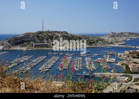 Vue de l'Ile Pomegues à Port de Friaul et Ile Ratonneau, Iles Friaul, Marseille, Mer méditerranée, Archipel du Frioul,France Banque D'Images