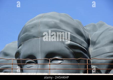 Sculpture à trois têtes, jardin des migrations, fort St-Jean, Mucem, l'histoire du Musée des civilisations de l'Europe et de la Méditerranée Banque D'Images