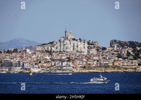 Vue sur Marseille depuis le bateau, notre-Dame de la Garde, la bonne mère, le Sanctuaire Sainte Marie, Marseille,France Banque D'Images