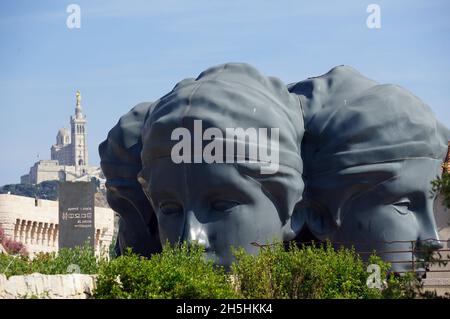 Sculpture à trois têtes, jardin des migrations, fort St Jean, Mucem, l'histoire du Musée des civilisations de l'Europe et de la Méditerranée Banque D'Images