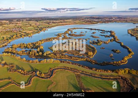 Gauche Muhr am See, Steckelesgraben devant, sanctuaire d'oiseaux derrière, sanctuaire d'oiseaux, eau peu profonde et zone insulaire dans l'Altmuehlsee, Muhr am See Banque D'Images