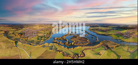 Muhr am See à gauche, Streudorf à droite, derrière la forêt de Mooskorb, face centrale Steckelesgraben, derrière le sanctuaire d'oiseaux,sanctuaire d'oiseaux, eau peu profonde et Banque D'Images