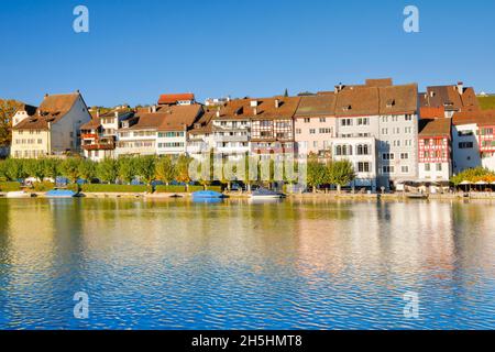 Vue depuis les rives du Rhin sur le Rhin vers la vieille ville d'Eglisau avec réflexion sur l'eau du fleuve, canton de Zurich, Suisse Banque D'Images