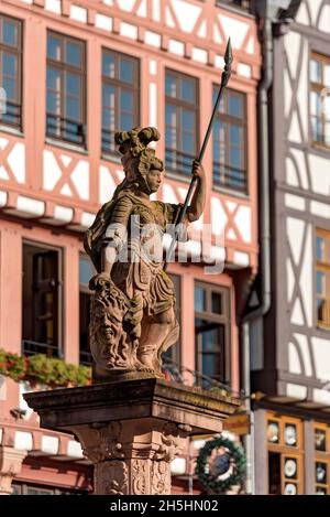 Fontaine figure de la déesse Minerva par Friedrich Schierholz, fontaine Minerva devant des maisons à colombages, Samstagsberg, Roemerberg, Old Banque D'Images