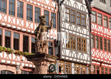 Fontaine figure de la déesse Minerva par Friedrich Schierholz, fontaine Minerva devant des maisons à colombages, Samstagsberg, Roemerberg, Old Banque D'Images