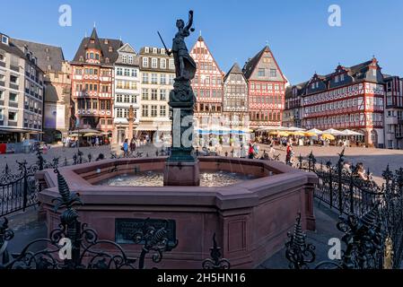 Fontaine de justice avec fontaine de la déesse Justitia, Justitiabronnen, reconstruit des maisons à colombages sur Samstagsberg, Roemerberg Banque D'Images