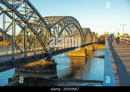 Vue extérieure, pont Old Harburg Elbe, pont Suederelb, cyclistes, Harburg, Hambourg,Allemagne Banque D'Images