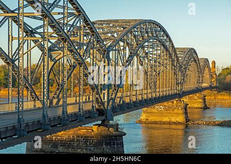 Vue extérieure, pont Old Harburg Elbe, pont en arc d'acier, Suederelbbruecke, Harburg, Hambourg,Allemagne Banque D'Images