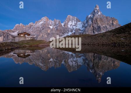 Laghetto Baita Segantini après le coucher du soleil, Cimon della Pala, Pala Group, Parco Naturale Paneveggio Pale di San Martino, Rollepass, Trentin, Italie Banque D'Images