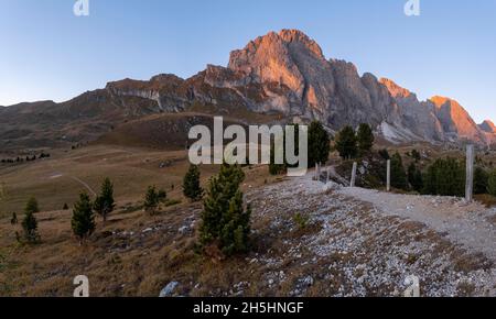 Coucher de soleil en face de Sass Rigais, Geisler Group, Geislerspitzen, Parc naturel de Puez-Odle, Tyrol du Sud,Dolomites, Italie Banque D'Images