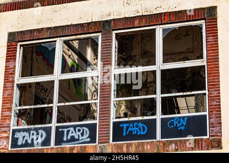 Détail extérieur des fenêtres écrasées à la dangereuse usine de lait torridge Vale avec Graffiti, Great Torrington, Dev Banque D'Images