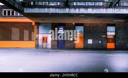 Cinq portes orange et violet colorées dans différents styles sur une rue de Londres.Lumineux et vif dans un style pop art. Banque D'Images