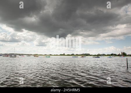 Vue de l'autre côté de l'eau depuis le pittoresque village côtier de Bosham, dans l'ouest du Sussex, en Angleterre Banque D'Images