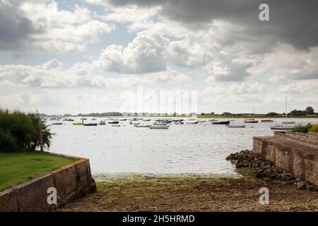 Vue de l'autre côté de l'eau depuis le pittoresque village côtier de Bosham, dans l'ouest du Sussex, en Angleterre Banque D'Images