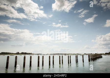 Vue de l'autre côté de l'eau depuis le pittoresque village côtier de Bosham, dans l'ouest du Sussex, en Angleterre Banque D'Images