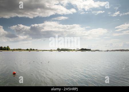 Vue de l'autre côté de l'eau depuis le pittoresque village côtier de Bosham, dans l'ouest du Sussex, en Angleterre Banque D'Images