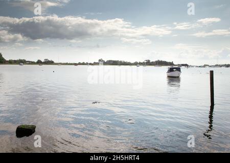 Vue de l'autre côté de l'eau depuis le pittoresque village côtier de Bosham, dans l'ouest du Sussex, en Angleterre Banque D'Images