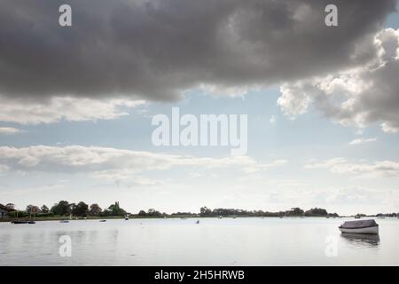 Vue de l'autre côté de l'eau depuis le pittoresque village côtier de Bosham, dans l'ouest du Sussex, en Angleterre Banque D'Images