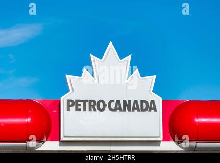 Panneau au-dessus d'un immeuble d'une station-service Petro-Canada à Toronto Canada Banque D'Images