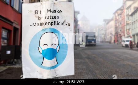 Rottweil, Allemagne.09ème novembre 2021.Un panneau indique que les masques sont obligatoires dans une zone piétonne.Le nombre de nouvelles infections de corona en Allemagne est à un nouveau plus élevé.Crédit : Silas Stein/dpa/Alay Live News Banque D'Images