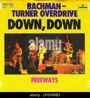Couverture de disque unique vintage - Bachman - Turner Overdrive - Down Down - D - 1977 Banque D'Images