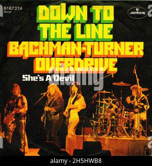 Couverture de disque unique vintage - Bachman Turner Overdrive - Down to the Line - D - 1975 02 Banque D'Images