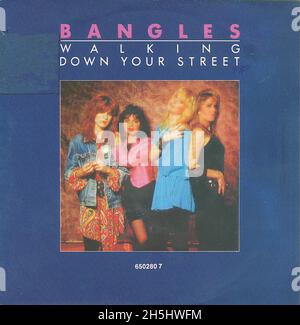 Couverture de disque unique vintage - Bangles, The - Walking Down Your Street - D - 1986 02 Banque D'Images