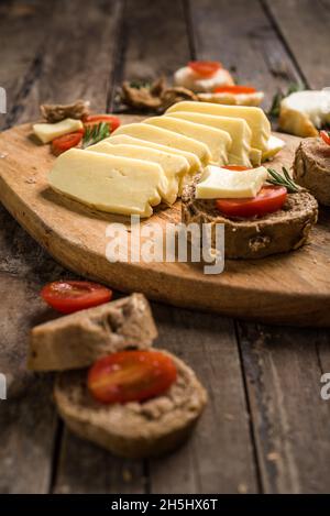 Fromage halloumi et bruschetta Banque D'Images