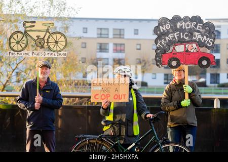 Glasgow, Royaume-Uni.10 novembre 2021.Les participants à une manifestation devant la COP26 de la Conférence des Nations Unies sur le climat, à Glasgow, ont des signes de changement dans les transports, favorable au climat.Pendant deux semaines à Glasgow, environ 200 pays se débattent avec la manière dont l’objectif de limiter le réchauffement planétaire à 1.5 degrés par rapport à l’époque préindustrielle, si possible, peut encore être atteint.Credit: Christoph Soeder/dpa/Alay Live News Banque D'Images