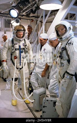 (11 mars 1966) --- les astronautes David R. Scott (à gauche) et Neil A. Armstrong, tous deux dans des espaces complets, en salle blanche entrant dans l'engin spatial Gemini-8 pendant la simulation du compte à rebours Banque D'Images