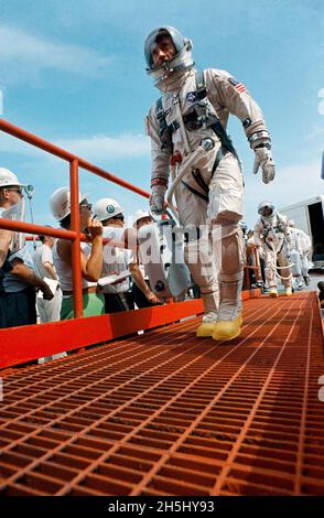 (18 juillet 1966) --- les astronautes John W. Young, pilote de commandement, et Michael Collins, pilote, marchent sur la rampe de l'Pad 19 après être arrivés de la remorque suitting du Launch Complex 16 pendant le compte à rebours avant le lancement.Quelques instants plus tard, ils sont entrés dans l'ascenseur qui les a emportées à la salle blanche et au vaisseau spatial Gemini-10 en attente.Liftoff était à 5 h 20 (HNE), le 18 juillet 1966 Banque D'Images