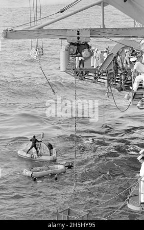 (21 juillet 1966) --- l'engin spatial Gemini-10, dont le collier de flottation est toujours attaché, est prêt à être hissé à bord du navire de récupération de premier plan, l'USS Guadalcanal.Les grenouille de la Marine participent aux opérations de récupération.Les astronautes John W. Young, pilote de commandement, et Michael Collins, pilote, équipe de premier plan pour le vol spatial Gemini-10, avaient déjà été pris en hélicoptère et transportés par avion jusqu'au canal Guadalcanal.Gemini-10 s'est éclaboussé sur 460 milles marins à l'est de Cape Kennedy à 4 h 07 (HNE), le 21 juillet 1966, pour terminer une mission de trois jours dans l'espace. Banque D'Images