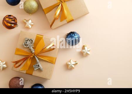 Fond de Noël beige avec décoration or, bronze, boules bleues et boîtes-cadeaux.Célébration de Noël, hiver, concept du nouvel an.Chris Banque D'Images