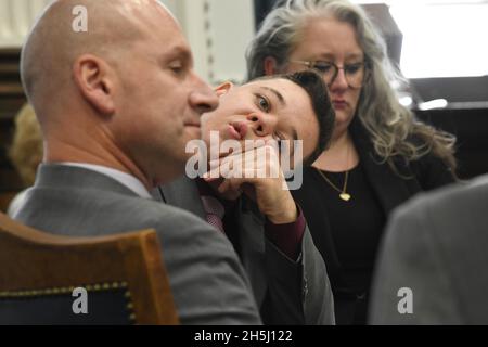 Kenosha, Wisconsin, États-Unis.9 novembre 2021.Le défendeur KYLE RITTENHOUSE, 18 ans, s'est assis entre deux de ses avocats de la défense NATALIE WISCO et COREY CHIRAFISI pendant une pause judiciaire au cours de son procès devant le tribunal de circuit Kenosha mardi.Rittenhouse fait face à sept charges.(Image de crédit : © Mark Hertzberg/ZUMA Press Wire) Banque D'Images