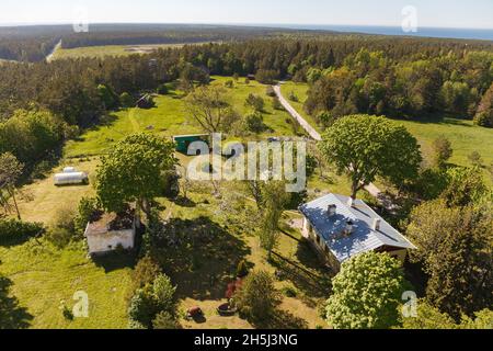 Vue aérienne du pays, chalets dans les bois.Hiiu, Estonie. Banque D'Images