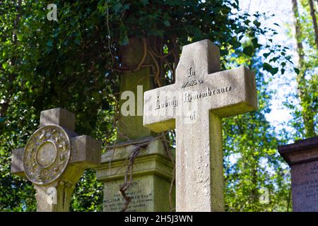 Croix avec texte « In Loving Remembrance of » au Highgate Cemetery West, Londres, Royaume-Uni Banque D'Images