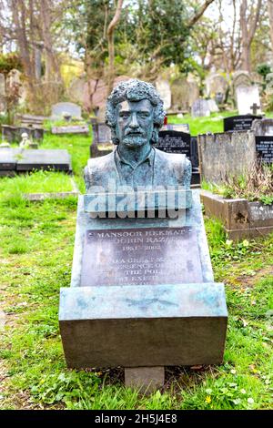 Tombe de Mansoor Hekmat, théoricien marxiste iranien près de la tombe de Karl Marx au cimetière Highgate East, Londres, Royaume-Uni Banque D'Images