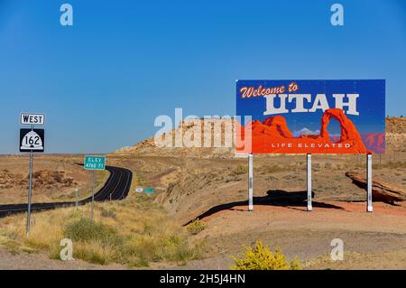 Utah, États-Unis-juillet 2021 ; vue sur le panneau Bienvenue dans l'Utah sur la ligne Colorado-Utah State Line avec en arrière-plan la route US 162 West serpentant dans le désert Banque D'Images